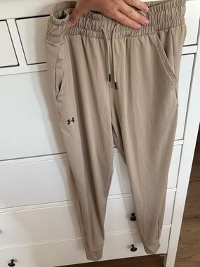 Under Armour women’s Tan Lightweight Jogger Pants